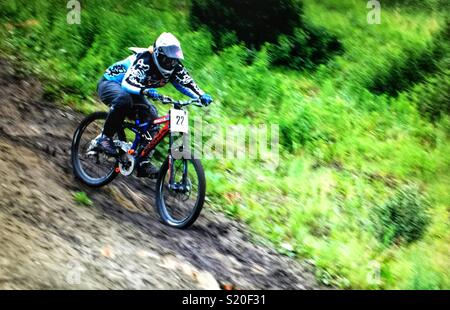 Course de vélo en bas de la colline Banque D'Images