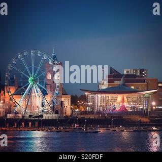 Vue générale de la baie de Cardiff, montrant la Pierhead Building et Senedd à Cardiff, Pays de Galles, Royaume-Uni, au crépuscule d'une soirée d'hiver. Banque D'Images