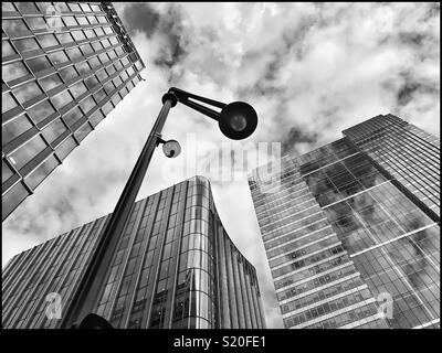 Entre dans la jungle de béton, à la recherche jusqu'à de très grands bâtiments. C'est un lampadaire solitaire ? Ou est-ce une caméra de surveillance dans le déguisement ? Who's watching ? Le crime est d'être empêché ? Crédits photos - © COLIN HOSKINS. Banque D'Images