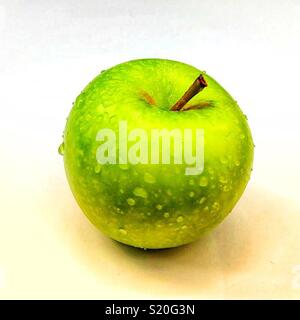 Apple avec les gouttelettes d'eau Banque D'Images