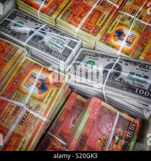 Joss, papier ou 'ghost money', y compris les billets de banque 'Hell' le titre sur la devise américaine, à vendre dans un village shop à Sha Tin, nouveaux territoires, Hong Kong Banque D'Images