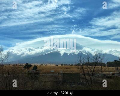 Une belle vue du Mont Fuji, un peu couvert par les nuages. Banque D'Images