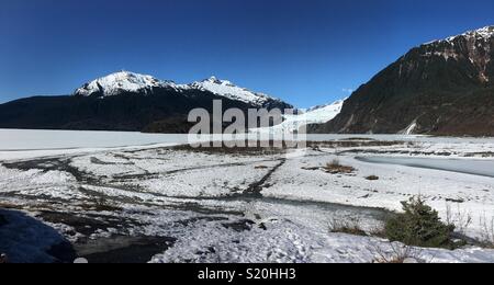 Le Mendenhall Glacier avec Nugget tombe en hiver, Juneau, Alaska Banque D'Images