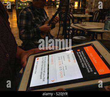 La vérification de l'état passager d'un vol retardé, à l'aide de l'application EasyJet sur un iPad à l'aéroport, Alicante Espagne Banque D'Images