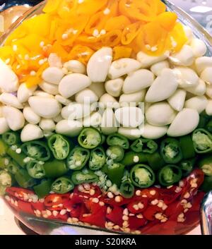 Bocal en verre avec de la nourriture et de pièces d'épices multicolores. Banque D'Images