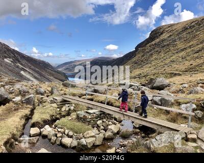 Les enfants en randonnée dans la vallée de Glendalough County Wicklow Irlande Banque D'Images