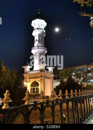 Pleine lune brille au-dessus d'une mosquée à Penang, Malaisie. Banque D'Images