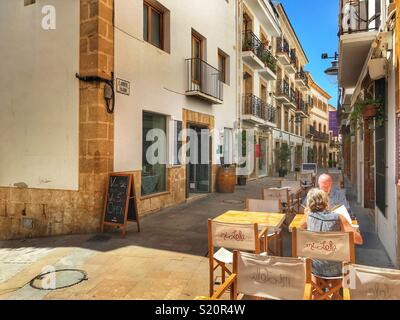 Scène de rue avec senior couple at outdoor cafe, dans la vieille ville de Javea / Xabia sur la Costa Blanca, Espagne Banque D'Images