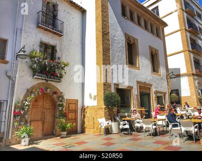 Scène de rue avec des gens au café en plein air, dans la vieille ville de Javea / Xabia sur la Costa Blanca, Espagne Banque D'Images