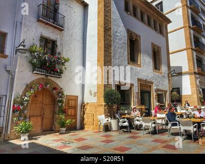 Scène de rue avec des gens au café en plein air, dans la vieille ville de Javea / Xabia sur la Costa Blanca, Espagne Banque D'Images