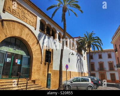 Marché couvert municipal et de grands palmiers, dans la vieille ville de Javea / Xabia sur la Costa Blanca, Espagne Banque D'Images