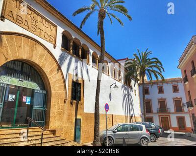 Marché couvert municipal et de grands palmiers, dans la vieille ville de Javea / Xabia sur la Costa Blanca, Espagne Banque D'Images