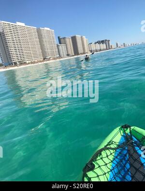 Kayak le golfe du Mexique à Panama City Beach, en Floride. Banque D'Images