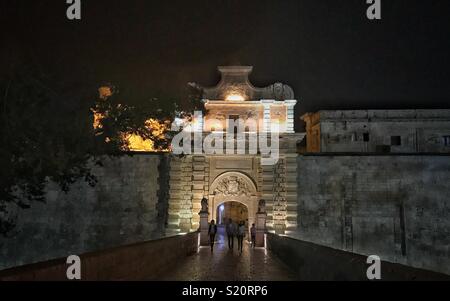 Entrée principale de la vieille ville de Mdina, Malte à nuit Banque D'Images