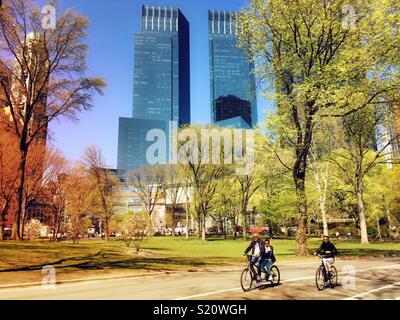 Les cyclistes se balaquent sur West Drive dans Central Park avec les bâtiments de Columbus Circle en arrière-plan, NYC, USA Banque D'Images