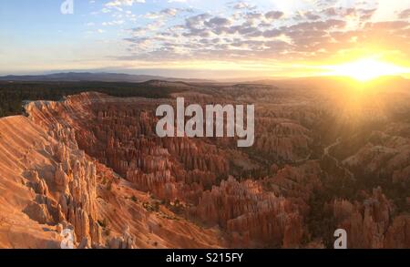 L'amphithéâtre de Bryce Canyon au lever du soleil en Avril Banque D'Images