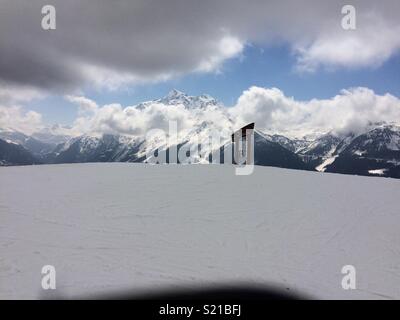 Ski dans les nuages Banque D'Images