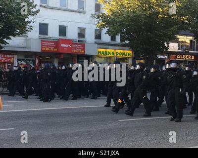 La police anti-émeute durant le sommet du G20 à Hambourg, Allemagne Banque D'Images