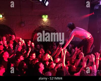 Crowd surfing Banque D'Images