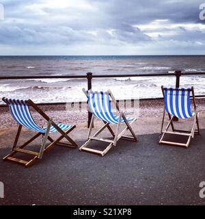 Vide de chaises longues sur la plage à Devon. Banque D'Images