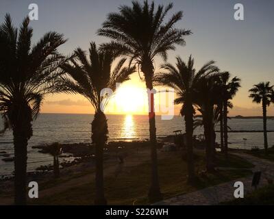 Coucher du soleil sur le port de Paphos, Chypre. Banque D'Images