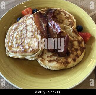 Petit-déjeuner de crêpes avec du bacon, des fruits et du sirop d'érable Banque D'Images