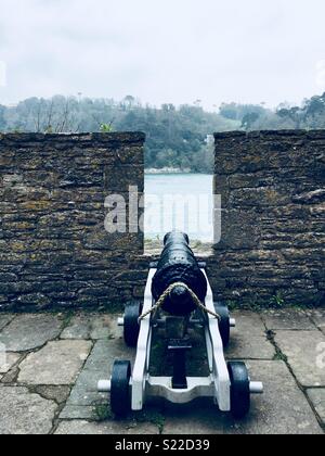 Un canon à Dartmouth Castle pointant sur la rivière Dart, South Devon Banque D'Images