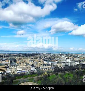 Vue sur Paris depuis le haut du château d'Edimbourg Banque D'Images