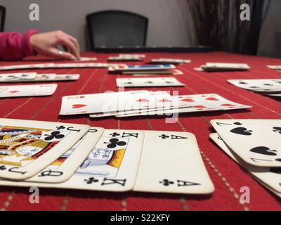 Jouer cartes sur table cloth rouge Banque D'Images
