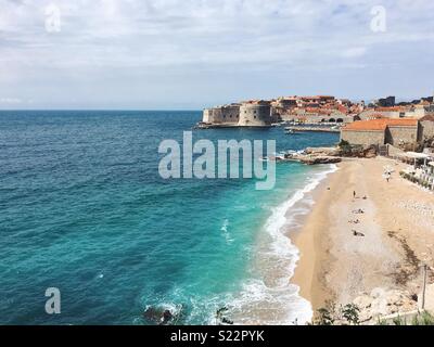 La plage de Banje, la vieille ville de Dubrovnik Banque D'Images