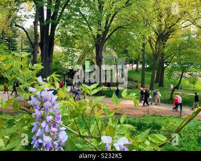 Les New-yorkais bénéficiant printemps de Central Park, NYC, USA Banque D'Images