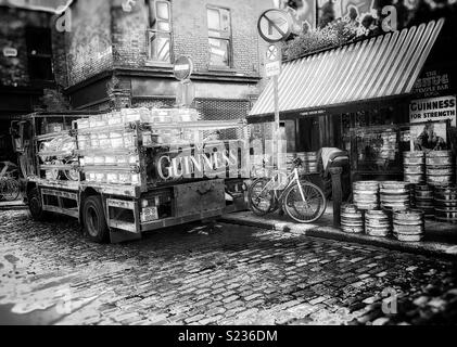 Livraison de barils de Guinness sont livrés à une pub de Guinness dans un camion de Temple Bar à Dublin, Irlande. Photo en noir et blanc Banque D'Images