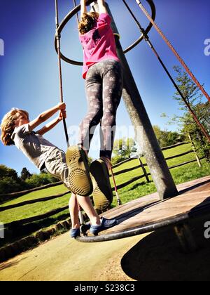 Les enfants jouent dans le parc. Photo d'action Banque D'Images