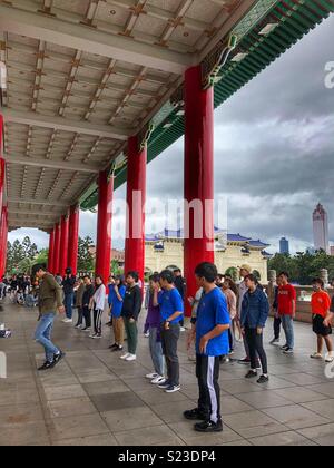 Les jeunes qui pratiquent une danse taïwanais à Taipei. Banque D'Images