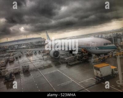 Un Boeing 777 de Cathay Pacific d'être chargés sur le tarmac à l'Aéroport International de Hong Kong Banque D'Images