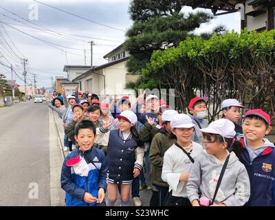 Les jeunes enfants de l'école japonaise sur une sortie de classe. Banque D'Images