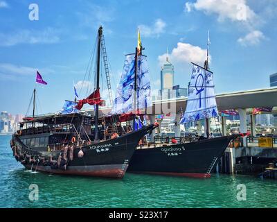 Aqua Luna & Aqua Luna II, réplique jonques Chinoises utilisées pour les croisières sur le port de Victoria, amarré au quai 10, Central, Hong Kong Island Banque D'Images