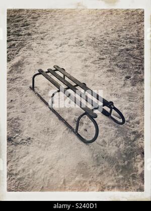 Vintage sled dans la neige. Banque D'Images