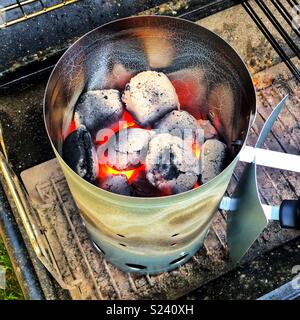 Des charbons ardents dans une cheminée barbecue starter. Banque D'Images