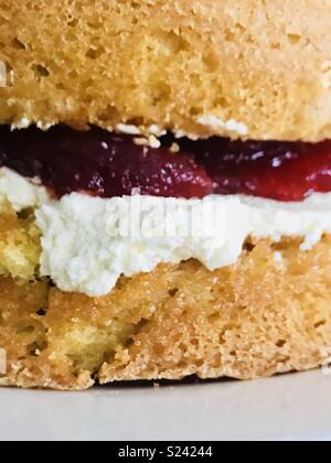 Gâteau éponge Victoria close up avec éponge oeufs crème fraîche et de confiture de framboises. Banque D'Images