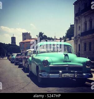 Classic cars alignés à La Havane, Cuba Banque D'Images