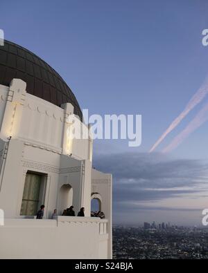 Donnant sur Los Angeles sur un beau jour, de Griffith Observatory. Banque D'Images