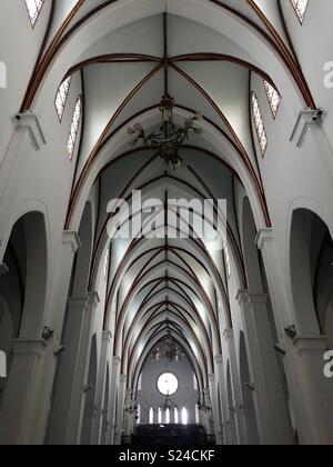 Plafond de l'intérieur et les vitraux de la cathédrale de St Josephs, Hanoi, Vietnam Banque D'Images