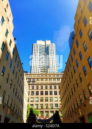 Saks Fifth Avenue, vu de l'channel gardens, Rockefeller Center, NEW YORK, USA Banque D'Images