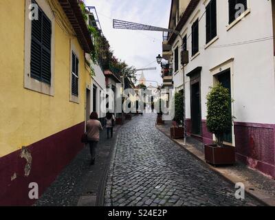 Rua da Portada, une rue de Câmara de Lobos, près de Funchal, Madère Banque D'Images