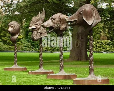 Ai Weiwei's artwork Cercle des animaux/chefs de zodiaque en bronze inspirée par une fontaine au Palais d'été à Beijing. Yorkshire Sculpture Park, Wakefield, Royaume-Uni. Ensemble contre l'herbe et d'arbres Banque D'Images