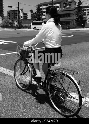 Femme sur un vélo Kyoto Banque D'Images