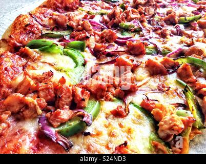 Une vue en gros plan d'une pizza au poulet BBQ. Banque D'Images