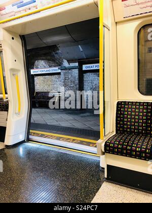 La Metropolitan line train ouverture à Great Portland Street Banque D'Images