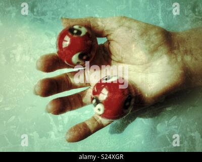 La fin du stress. Boules de tai chi, également connu sous le nom de Yin Yang balls, dans a woman's hand. Banque D'Images